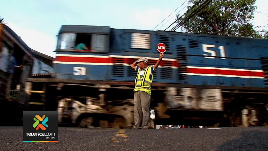 Costa Rica: Pensionado de 72 años dedica parte de su tiempo a evitar choques contra el tren en Montes de Oca