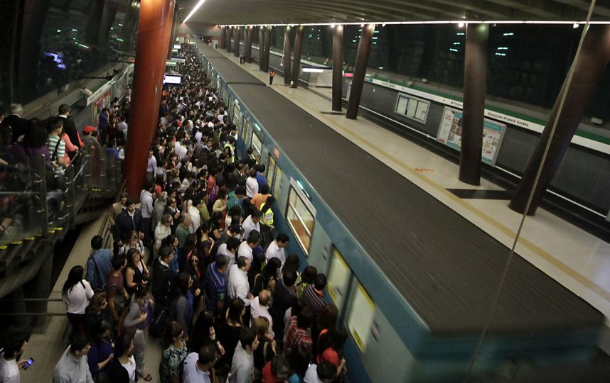 Chile: Colapsa Metro: alta afluencia de público y problemas en frecuencia afectan a Línea 1