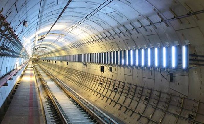 España: Publicidad de Apple y Bankia que se activa en los túneles del Metro de Madrid al paso del tren