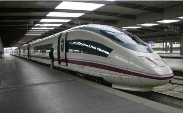 El Ayuntamiento de León y Renfe renuevan el acuerdo de descuentos para los usuarios del AVE de hasta el 50 por ciento