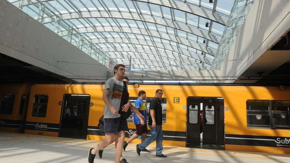 Subte C: con más pasajeros por los cortes de calles, volvió a llegar a Constitución