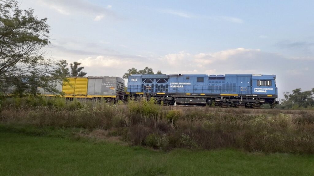 Transportan por ferrocarril 720.000 litros de agua mineral para Capital y AMBA