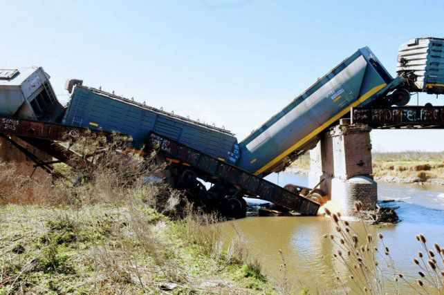 Un puente ferroviario que cruza un arroyo se desmoronó mientras pasaba un tren de cargas