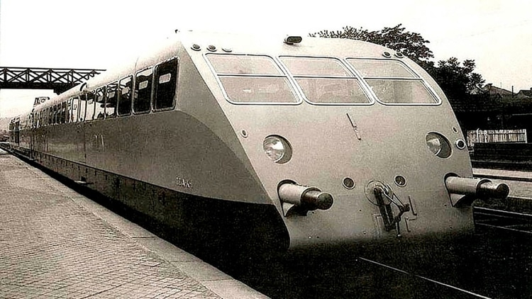 El auto pensado para los reyes que fue un fracaso y terminó en el ferrocarril