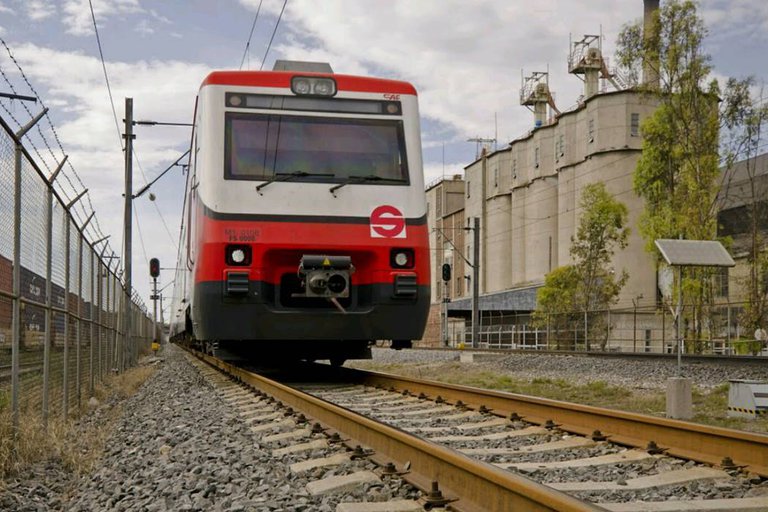 Ampliarán el Tren Suburbano: llegará hasta el próximo aeropuerto de Santa LucíaAMLO anunció una ampliación al Tren Suburbano que conectará la estación Lechería con el nuevo Aeropuerto Internacional Felipe Ángeles, conocido como el aeropuerto de Santa Lucía