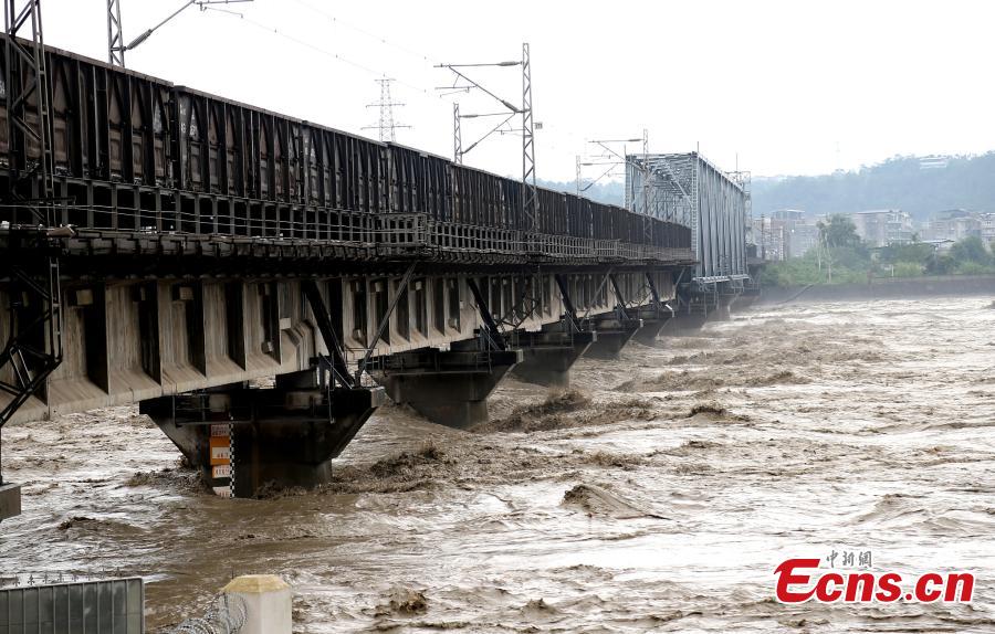 Se utiliza un tren de carga para evitar colapso de un puente