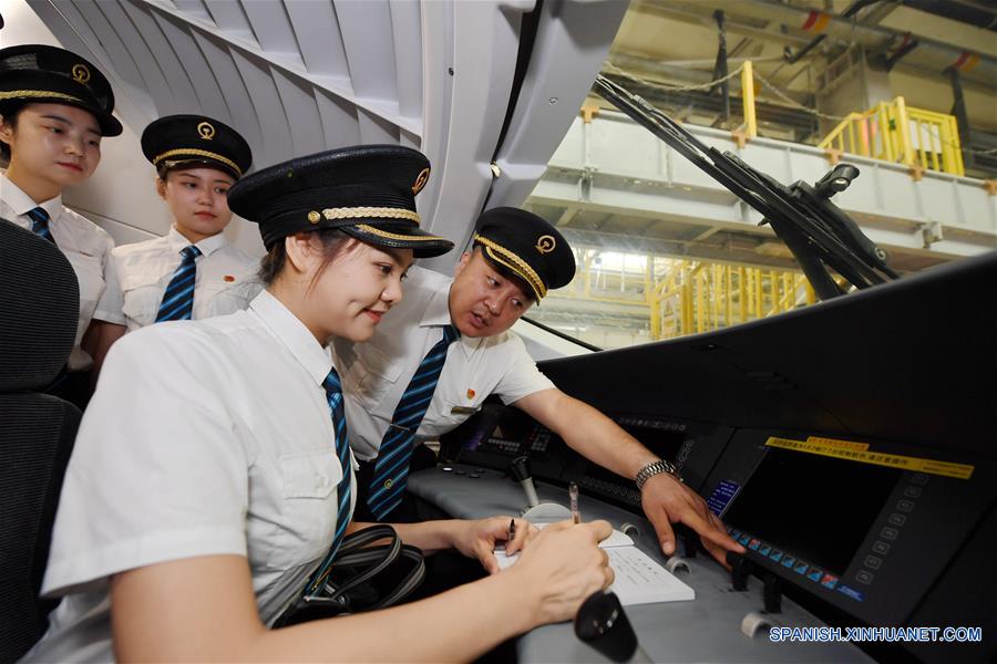 Primer grupo de conductoras de tren bala en China