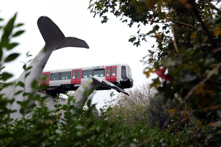Metro aparece a través de la parada de Spijkenisse: cuelga sobre el borde
