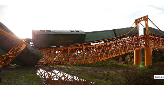 Chile: En marzo comenzará extracción de los carros del tren que cayó sobre río Toltén