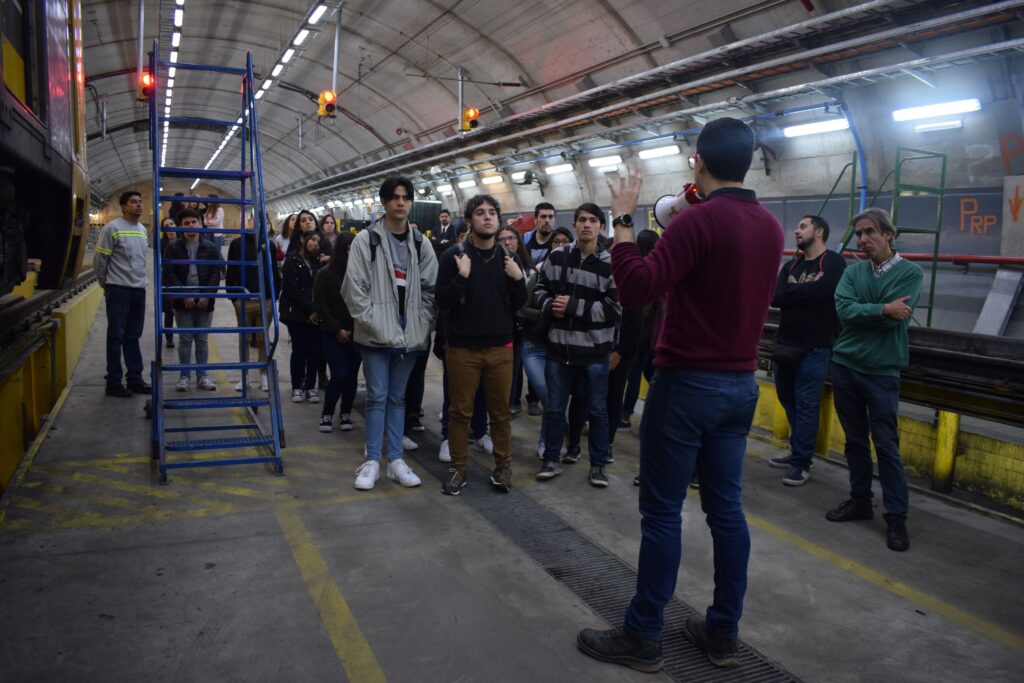 Puertas abiertas: 25 estudiantes becados por Metrovías visitan el Subte y sus instalaciones