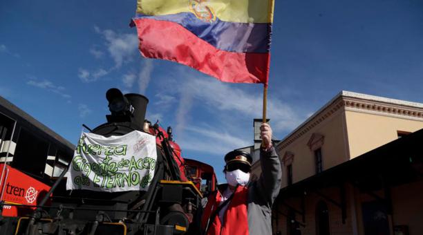Trabajadores de Ferrocarriles del Ecuador protagonizan un plantón en la estación de Chimbacalle