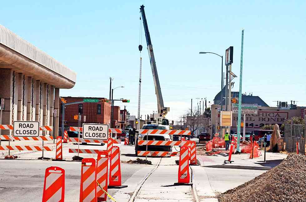 México: Instalan postes eléctricos para el tranvía
