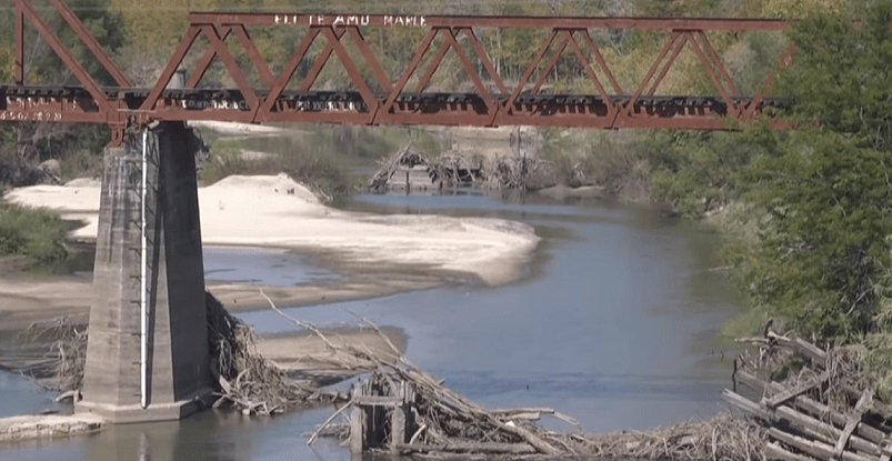 Por la bajante de las aguas, los pilotes del puente ferroviario de La Picada quedaron a la vista