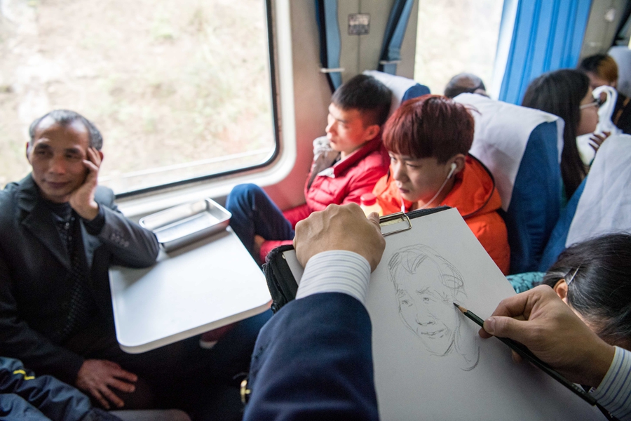 China: Pasajeros hacen realidad el sueño artístico de los azafatos de tren
