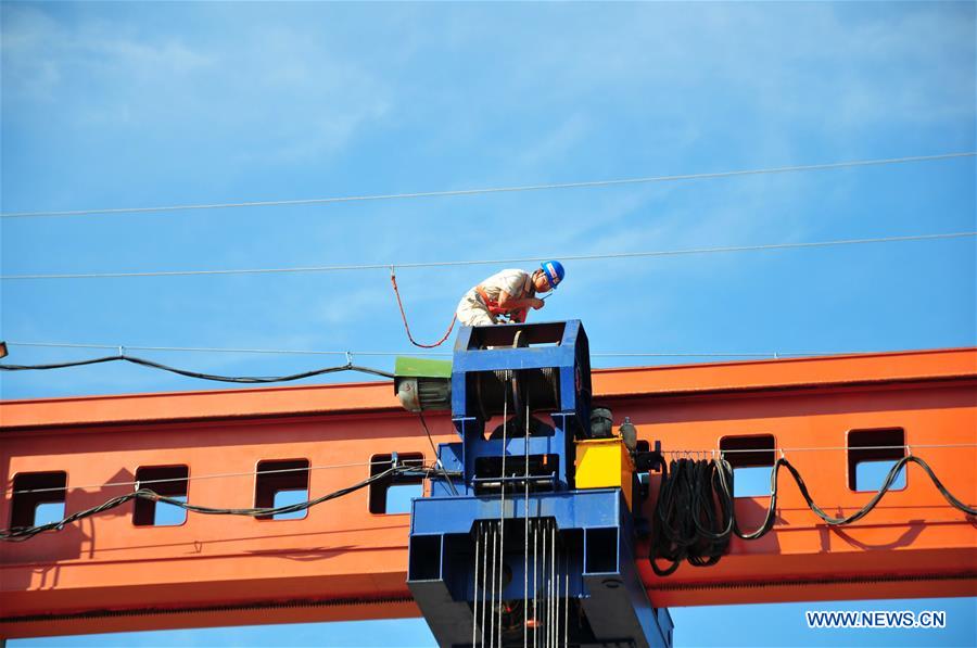 Colocan la primera viga de la superestructura del ferrocarril China-Laos