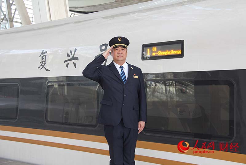 China: Desde la locomotora de vapor hasta el “Fuxing”: un hombre obtiene 8 licencias para conducir distintos trenes en 26 años