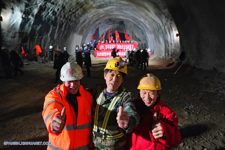 China: Cavan a través del túnel Nuevo Badaling de la vía de tren de alta velocidad Beijing-Zhangjiakou