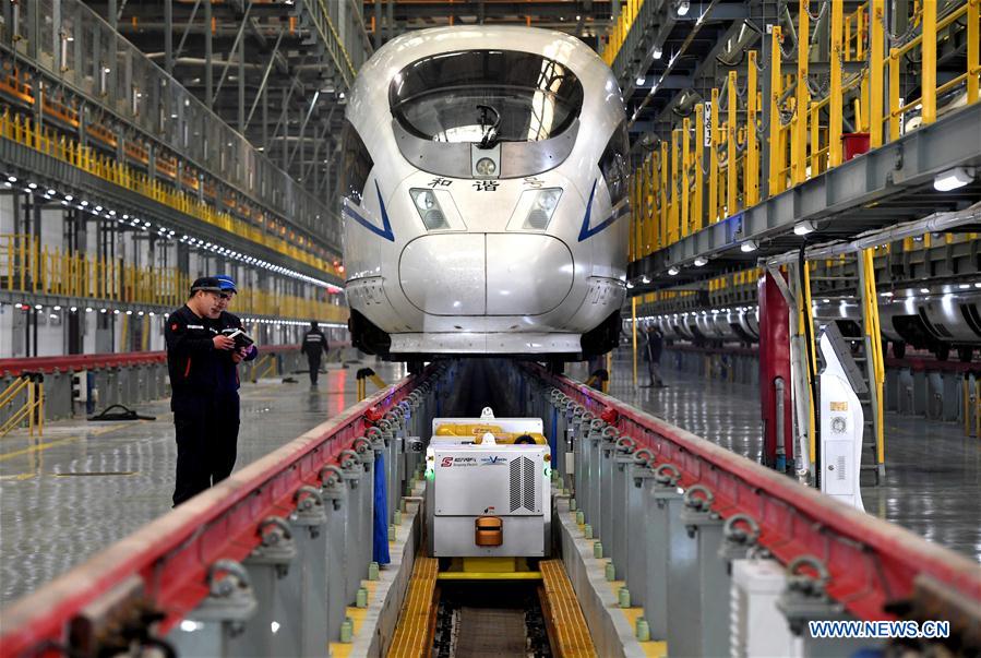 China: Utilizan robots en el sistema ferroviario de China durante el frenesí de viajes del Festival de la Primavera