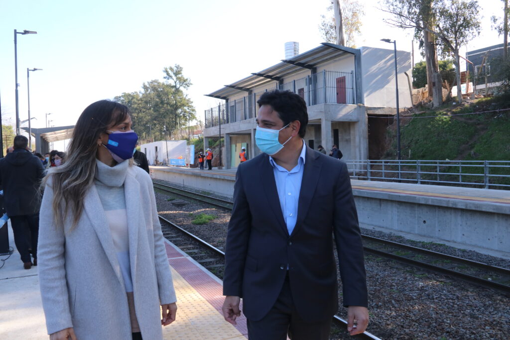 Martín Marinucci y Malena Galmarini recorrieron las obras de renovación en la estación Montes