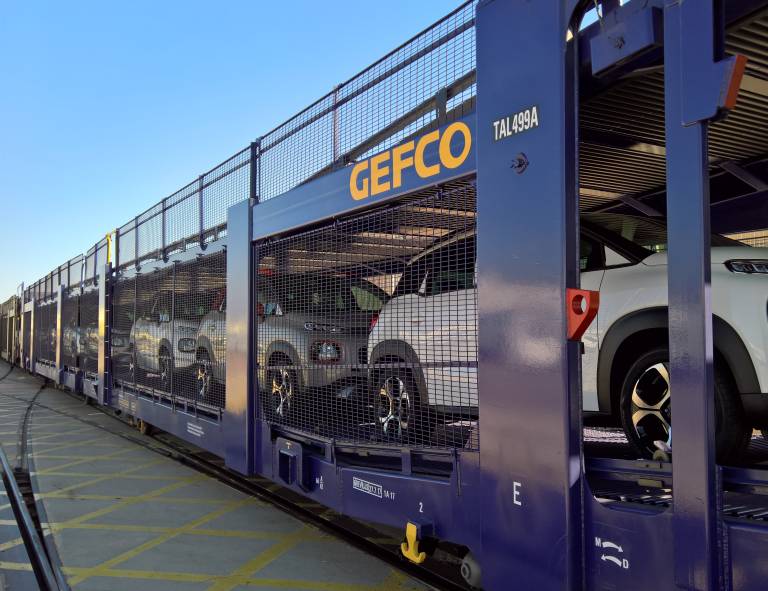 España: Valenciaport inicia el servicio ferroviario de importación de vehículos