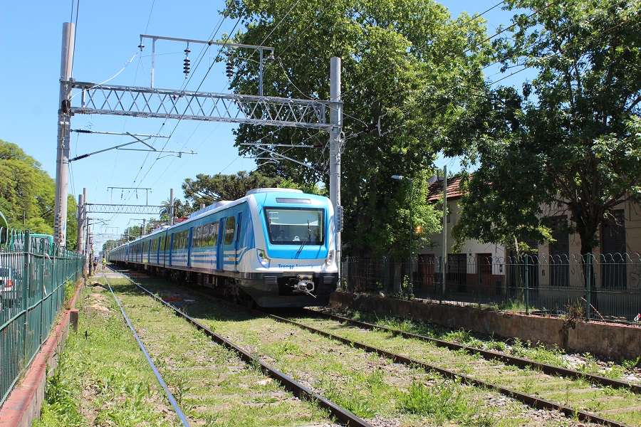 Tras un largo conflicto y el reclamo de los vecinos, el tren ya para en Pereyra