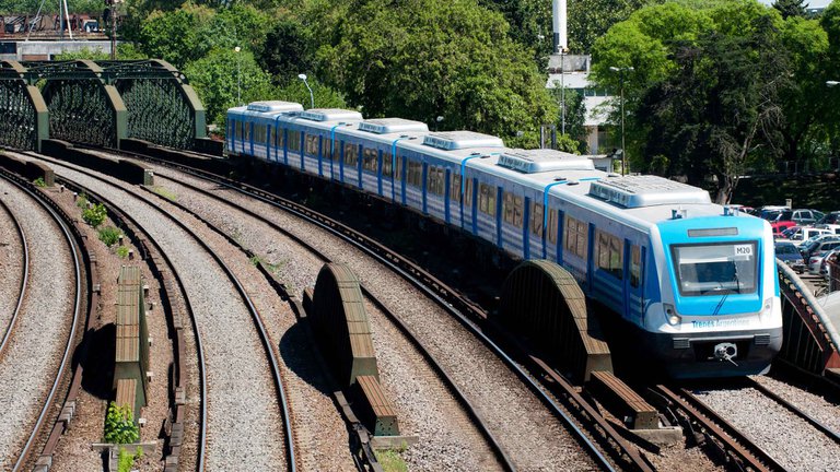 “Surfear” en los techos de los trenes: la peligrosa práctica de un grupo de jóvenes que quieren imitar a Tom Cruise en Misión Imposible