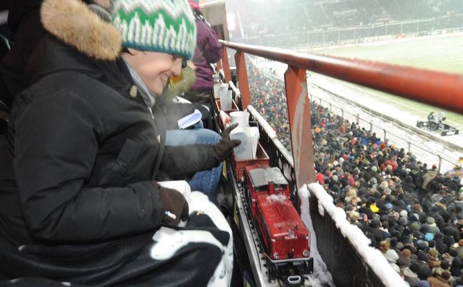 Alemania: ¡Increíble! Un tren sirve cerveza y comida en las gradas del estadio del St. Pauli