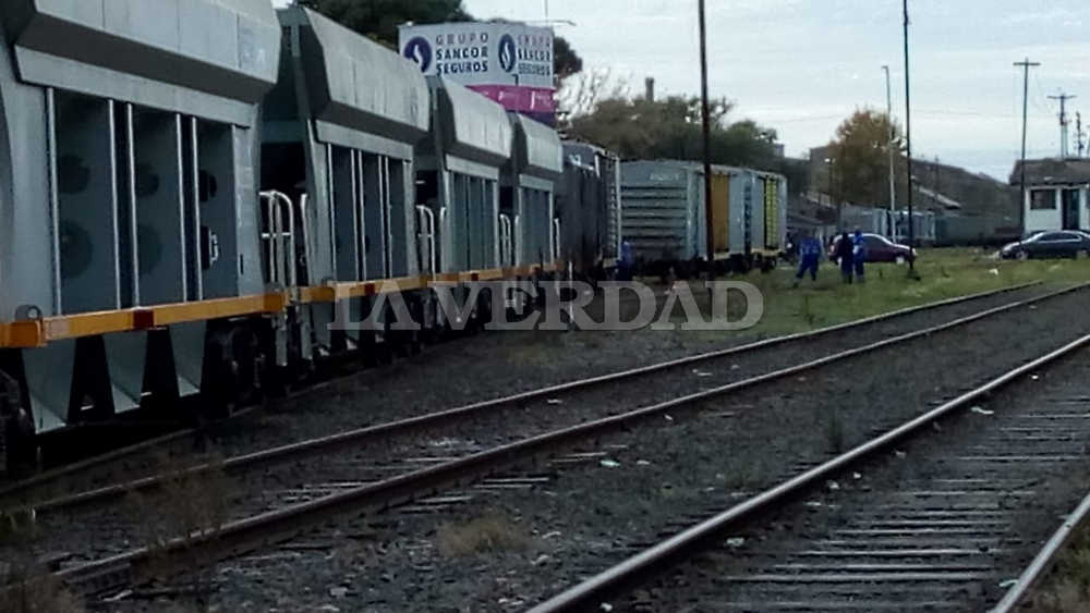 Descarriló un vagón de un tren de carga en el paso a nivel de Alberdi