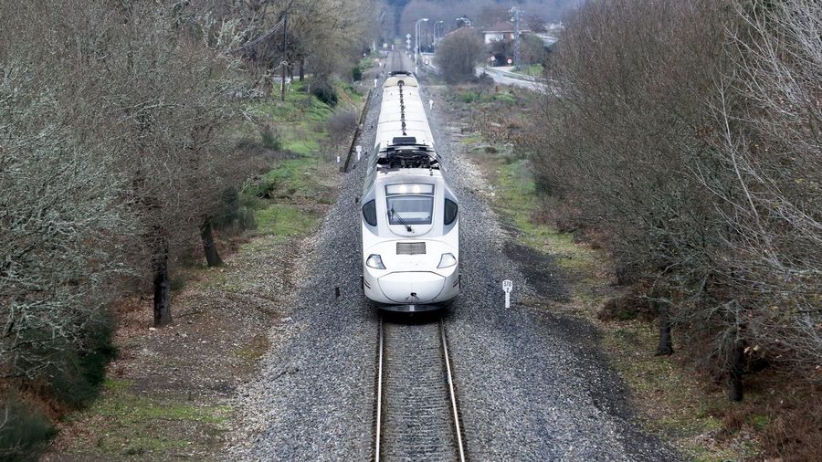 España: Un Alvia Ferrol-Madrid que circulaba en doble composición «pierde» al segundo tren que remolcaba