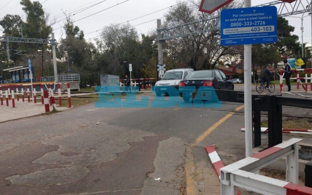Denunciarán a los responsables de bloquear y dañar las barreras del tren durante el paro
