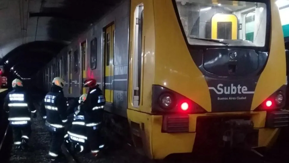 Bomberos rescataron a un hombre arrollado por el subte D