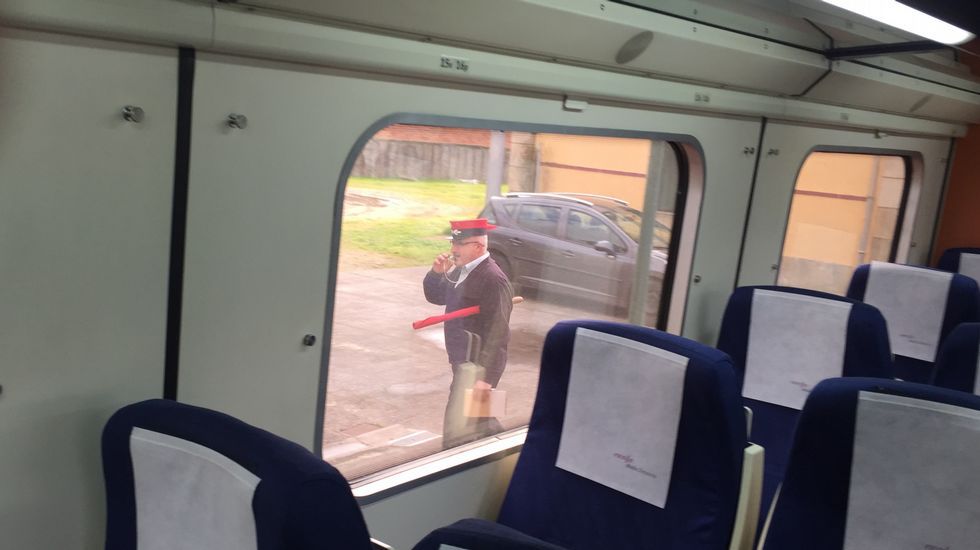 España: El jefe de estación de Canabal sigue ordenando la salida de los trenes con silbato y gorra