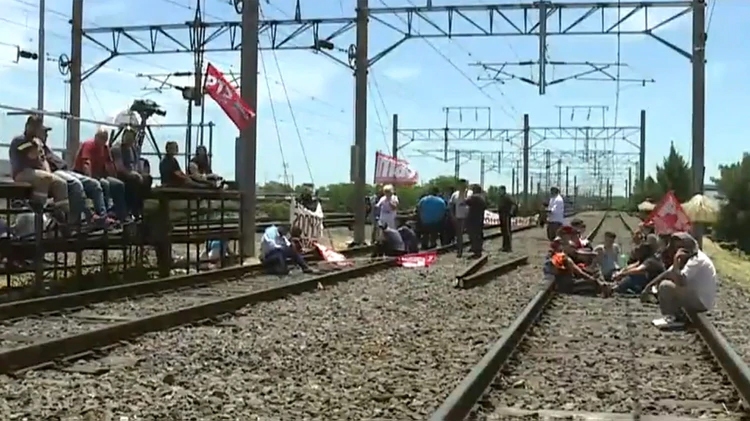 Una protesta de ferroviarios paralizó el servicio de trenes de la línea Roca