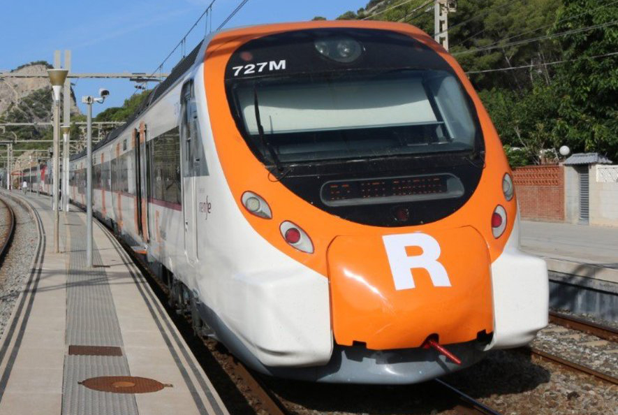 Un tren de Rodalies circula con las puertas abiertas