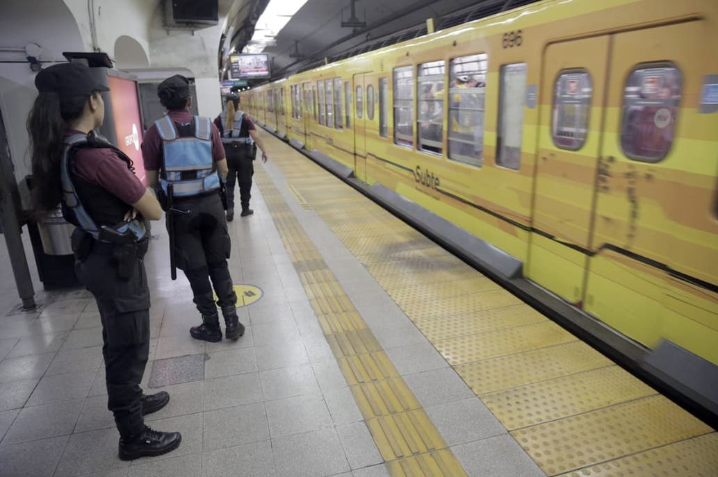 Subtes: reabren hoy 11 estaciones para facilitar la llegada a los bancos