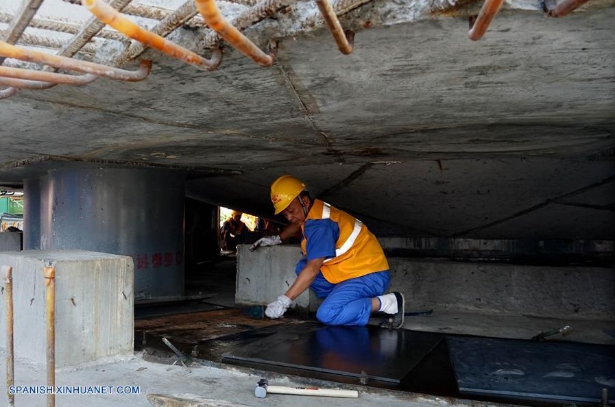China: Gran puente sobre vía de ferrocarril Nanjing-Xi’an completa una construcción rotativa
