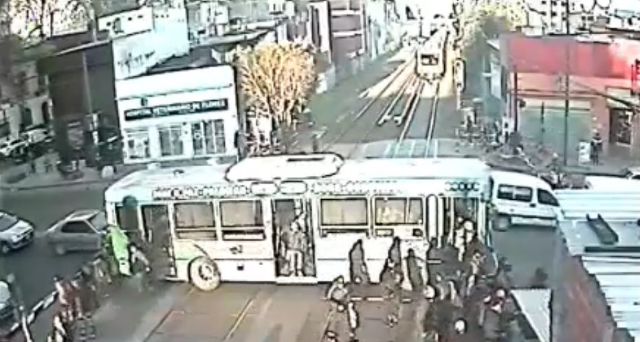 Un banderillero evitó que un tren del Sarmiento embistiera a un colectivo lleno de pasajeros