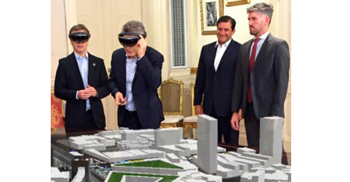 Macri observó una maqueta de obras públicas con anteojos HoloLens de realidad mixta