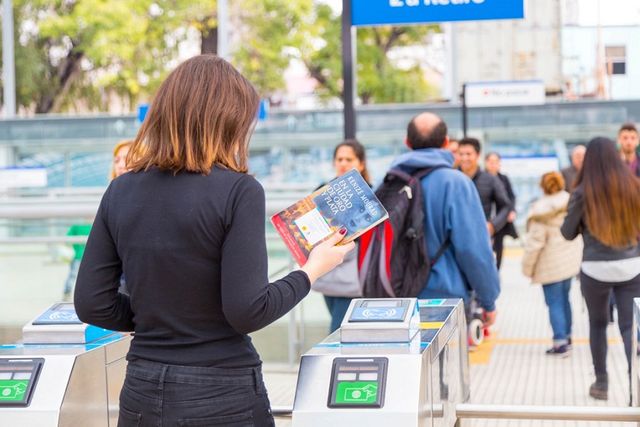 El subte celebra el Día del Lector con una suelta de libros e intervenciones artísticas