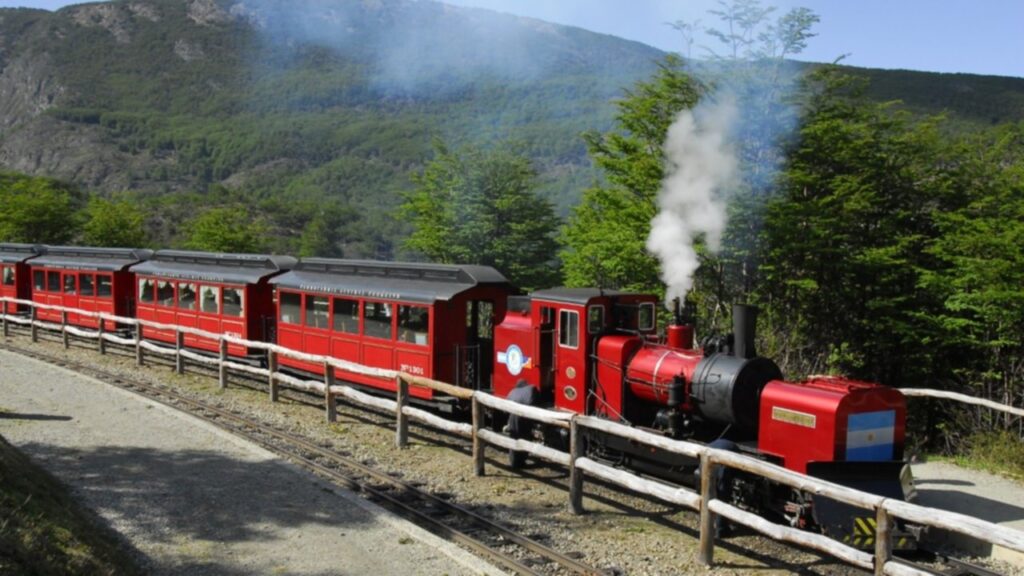 El Tren del Fin del Mundo en una bahía que mira al poniente