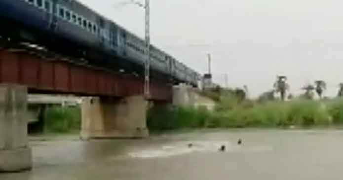 Las vías del tren en la India se convierten en un juego para los adolescentes
