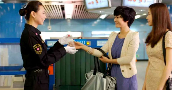 China: Normas de seguridad para los bolsos de lujo en el metro de Nanjing causan indignación