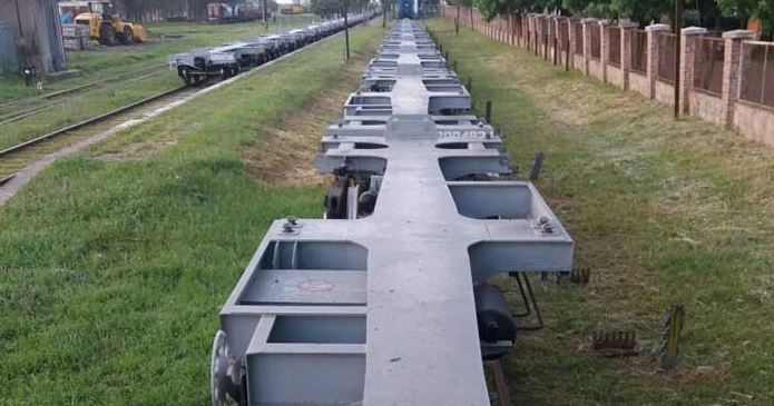 Trajeron a la Estación local 50 vagones porta contenedores nuevos