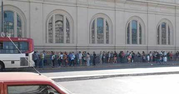 Calvario por el micro que reemplaza al tren