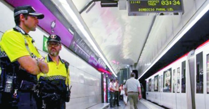 El Ayuntamiento expulsa a los manteros del metro