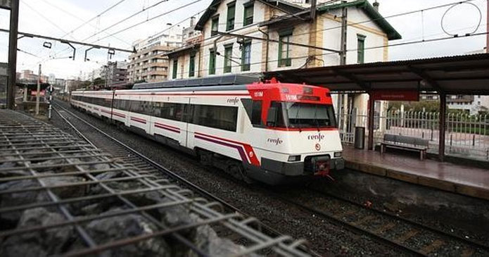 España: Renfe coloca códigos QR y NFC en todas las estaciones de Ancho Métrico de Bizkaia para la consulta de horarios en el móvil