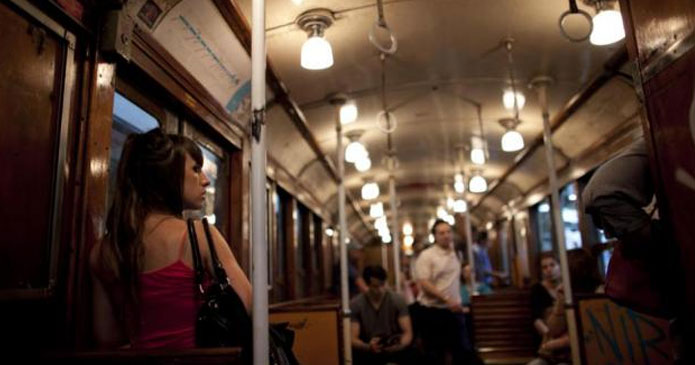 Legisladora pide vagones para mujeres en los trenes porteños