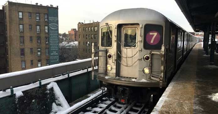 Estados Unidos: Pasajeros del tren 7 tomán acción ante retrasos en la línea