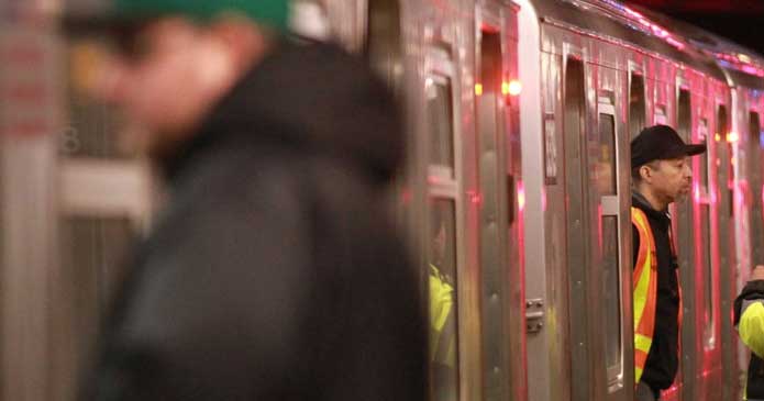 Estados Unidos: Misterio rodea muerte de pasajero atascado en tren F