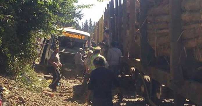 Chile: Grave accidente entre microbús y tren de carga se registra en La Araucanía
